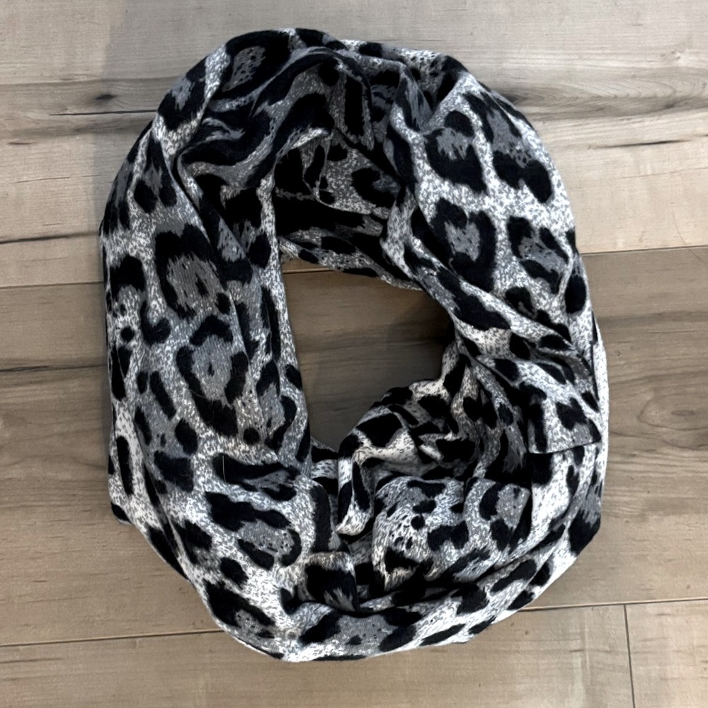 Women’s Travel Infinity Scarf Gray with Hidden Zip Pocket Black Leopard Print OS